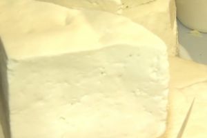 Bălegar în laptele pentru brânza de oaie, trucul folosit pentru înşelarea clienţilor