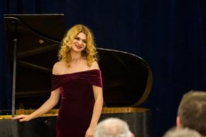 Absolventă a Colegiului Brătianu din Piteşti, promovează regalitatea