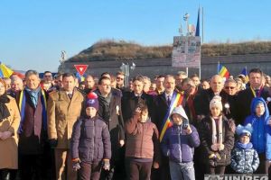 LIVE VIDEO, FOTO| Depuneri de coroane şi jerbe de flori la Monumentul Unirii: Premierul Ludovic Orban şi Rareş Bogdan prezenţi la manifestările de 1 decembrie de la Alba Iulia