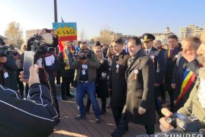 FOTO, VIDEO. Premierul Ludovic Orban şi Rareş Bogdan, baie de mulţime de 1 Decembrie, la Alba Iulia