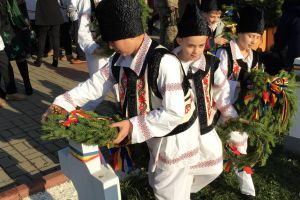 FOTO Coroniţe din cetină de brad cu tricolor depuse de copii la crucile din Cimitirul Eroilor