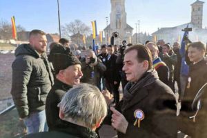 Ludovic Orban, abordat de un bărbat la Alba Iulia de 1 decembrie 2019: Ce l-a întrebat pe premier şi ce răspuns surprinzător a primit