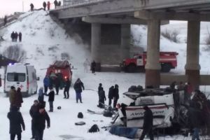 Un autobuz a cazut de pe un pod din Rusia. Aproape douazeci de oameni au murit