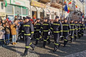FOTO Defilarea militarilor, cel mai atractiv moment al manifestărilor de Ziua Naţională la Botoşani