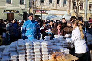 Peste 6000 de porţii de mâncare românească, oferite bistriţenilor de Ziua Naţională (FOTO-VIDEO)