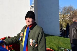 Povestea veteranului de război de 97 de ani, care a fost prizioner al ruşilor timp de 4 ani şi care a venit la Alba Iulia împreună cu familia să sărbătorească Ziua Naţională