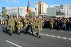 Fotografia zilei: Mii de baimareni au fost prezenti la parada militara de pe B-dul Unirii din Baia Mare-GALERIE
