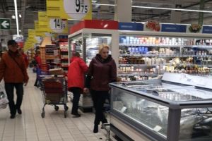 Viorica Dancila, suprinsa la cumparaturi in Ploiesti, la Carrefour