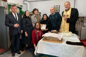 O femeie din judeţul Alba, aniversată la 100 de ani, împliniţi de 1 Decembrie – Ziua Naţională a României