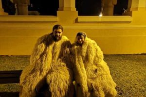 FOTO VIDEO| 1 DECEMBRIE LA ALBA IULIA: Cuplu desprins de pe columna lui Traian, în Capitala Unirii. „Din Alba vine speranţa că ţara asta merge spre bine”