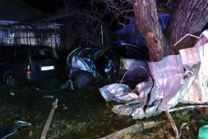 FOTO Accident cu cinci victime! O maşină s-a izbit în copac