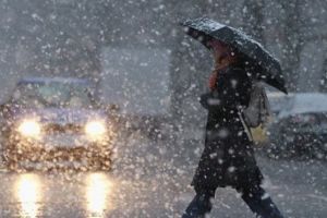 Avertizarea meteorologilor! Vânt, ninsori şi vreme rece, de mâine, până marţi, la Braşov!