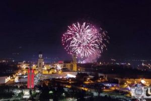 LIVE VIDEO. FOTO: Spectacol de artificii GRANDIOS, pe acorduri folclorice româneşti, de 1 Decembrie, la Alba Iulia. Mii de oameni au admirat show-ul piro-muzical din Piaţa Cetăţii