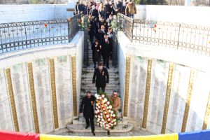 FOTO Conducerea PMP Galaţi a depus astăzi coroane de flori în onoarea eroilor neamului