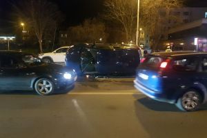 VIDEO! Accident cu doi răniţi. O maşină s-a răsturnat