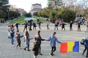 Studenţii şi elevii basarabeni din Oradea au sărbătorit şi ei Ziua Naţională în Parcul 1 Decembrie (FOTO / VIDEO)