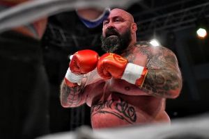 Victorie dedicată Zilei Naţionale: „Muntele Bihorului”, Sandu Lungu, a câştigat prin KO, încă din prima repriză meciul din Gala Colosseum (VIDEO)