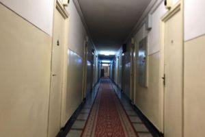 Studenţii care stau la cămin în atmosferă de anii ’90. „Geamurile nu se închid. Punem cearceafuri ca să nu intre frigul”