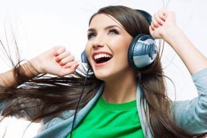 Beneficiile muzicii la birou: Productivitatea poate creşte cu 15%