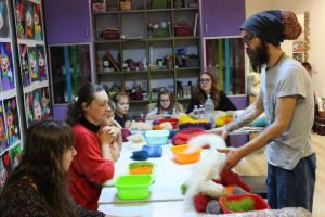 Globuri din lână pentru un brad eco, confecţionate la atelierul de împâslit de la Scenica (FOTO)