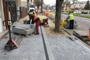 Continua reabilitarea trotuarelor, in mai multe zone din Constanta 