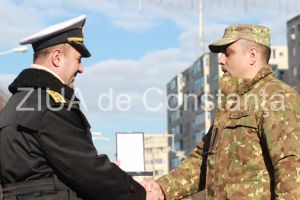 Moment emotionant in timpul paradei militare de la Constanta:  Contraamiralul Mihai Panait a inmanat o distinctie NATO unui locotenent colonel de la Brigada  9 Mecanizata Marasesti“ (galerie foto)   