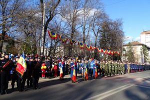 Mii de oameni au fost prezenţi la sărbătorirea Zilei Naţionale a României, în centrul Sucevei