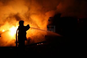 Un puternic incendiu a făcut pagube mari într-o gospodărie din comuna Siminicea
