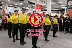 Ziua României, sărbătorită la Auchan cu defilare cu steaguri, dansuri şi un tort imens, ...