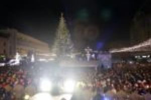 FOTO. Mii de oameni la deschiderea Târgului de Crăciun din Timişoara! Proiecţii inedite pe faţadele clădirilor