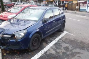 Abandonată în faţa Judecătoriei. Șofer din Piteşti: „E discriminare!”