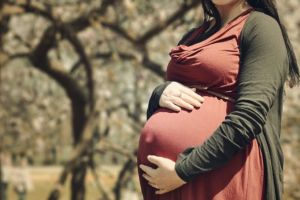 Studiu: Fricile mamei pot afecta dezvoltarea emoţională a  bebeluşului