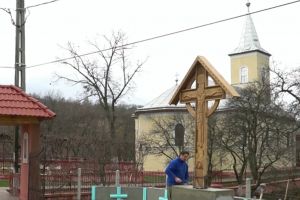 FOTO. Un preot sătmărean construieşte de unul singur un monument dedicat eroilor neamului
