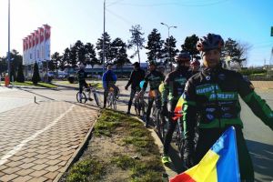 Traseu de 20 km, parcurs cu tricolorul pe bicicletă, de membrii unei asociaţii sportive din ...