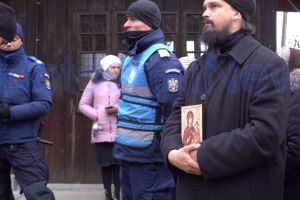 FOTO Preot de la o biserică din Botoşani, evacuat cu executorul judecătoresc