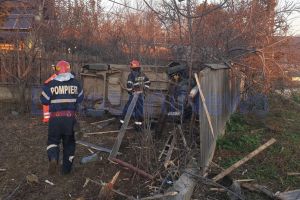 FOTO Accident spectaculos la Botoşani! Un tânăr a sărit cu maşina peste un şanţ, s-a izbit în câţiva copaci, apoi s-a răsturnat într-o curte