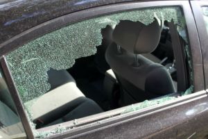 A spart mai multe maşini în Satu Mare, dar nu a găsit nimic de furat. Riscă să ajungă la închisoare