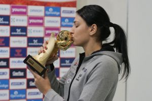 Cristina Neagu a primit trofeul de cea mai buna jucatoare a lumii in anul 2018 