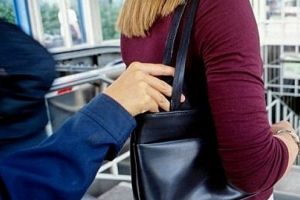 În Arad SE FURĂ ca-n codru! O femeie, TÂLHĂRITĂ pe stradă