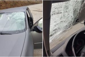 FOTO La un pas de o tragedie pe Valea Oltului – Maşină distrusă de gheaţa căzută de pe un tir