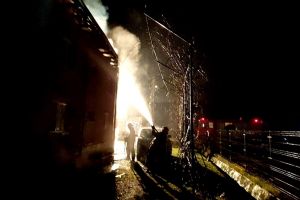 Incendiu puternic la o hală din Căteasca