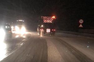 Utilajele de deszăpezire intervin pe drumurile din judeţ. Cum se circulă