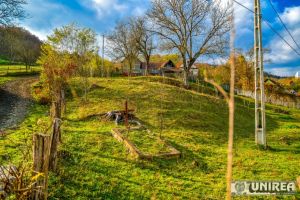 Într-o comună din Alba nu există cimitir, iar moartea e o simplă mutare: din casă în grădină, în braţele Domnului