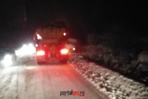 FOTO. Accident în judeţ. Un şofer a ajuns cu duba în şanţ