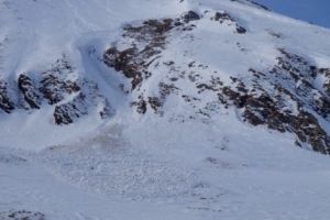 Strat gros de zăpadă pe Transfăgărăşan