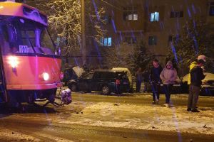 FOTO Accident în Zona Industrială. Un autoturism a intrat într-un tramvai