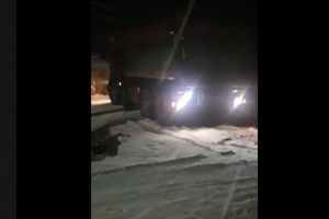 La Ardan se toarnă asfalt în timp ce afară ninge (VIDEO)