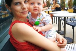 Apel Umanitar: O tanara mama din Constanta are nevoie de ajutor pentru a invinge o boala nemiloasa