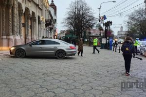 FOTO. A intrat cu maşina în hotelul Dacia!