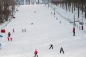 Tunurile de zăpadă, puse în funcţiune pe pârtia de schi de la Şugaş Băi